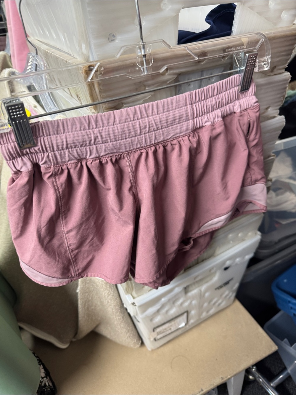 Lululemon low rise hotty hot shorts size 8 // 082730